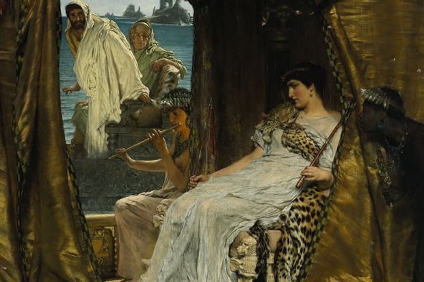 Nữ hoàng Cleopatra. Một thời gian ngắn sau khi Augustus và quân đội La Mã xâm lược và chiếm được Ai Cập năm 30 TCN, Nữ hoàng Cleopatra đã tự sát sau khi người tình Mark Antony chết. Theo một số tài liệu, Nữ hoàng Cleopatra và người tình được chôn cất tại một ngôi mộ gần Alexandria.  Nơi yên nghỉ ngàn thu của các yếu nhân trong đó có Nữ hoàng Cleopatra đến nay vẫn là một ẩn số khó giải.